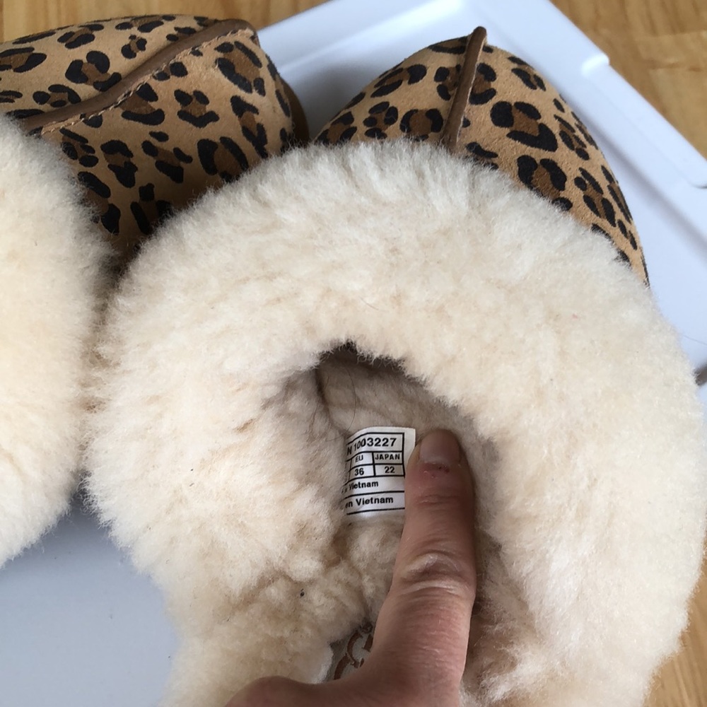 UGG “ Scuffette”Slippers -US Size 5. Leather with rubber sole. Like new. - Picture 6 of 9